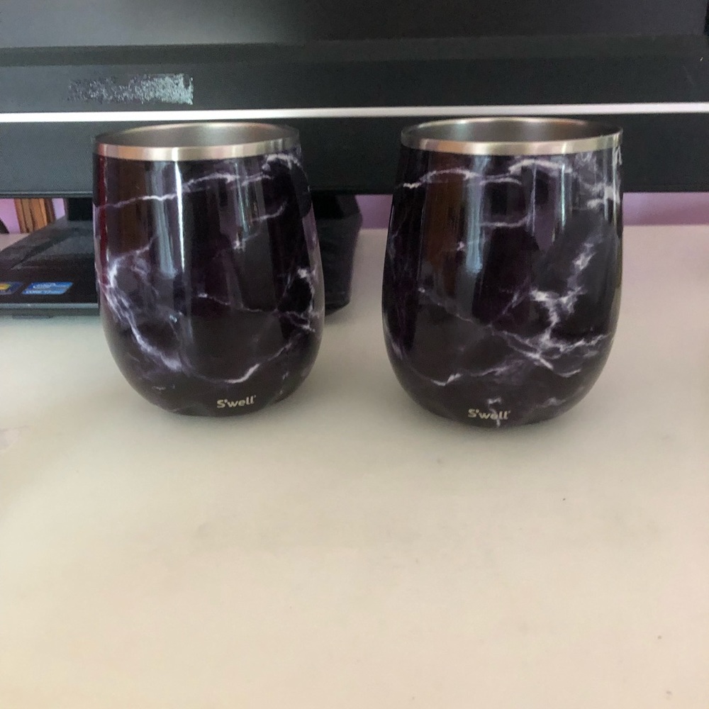 2 swell wine glasses